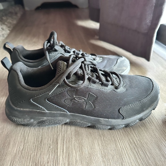 Black Under Armour Running Shoes - Picture 3 of 4